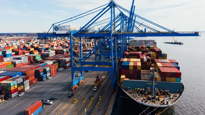 Vista aérea de una terminal de contenedores con un buque atracado